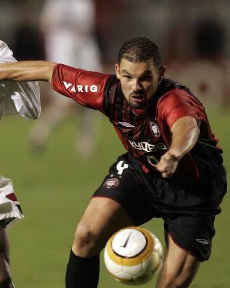 Cocito, cofundador da Escola Furacão CRS e campeão brasileiro pelo Athletico Paranaense em 2001