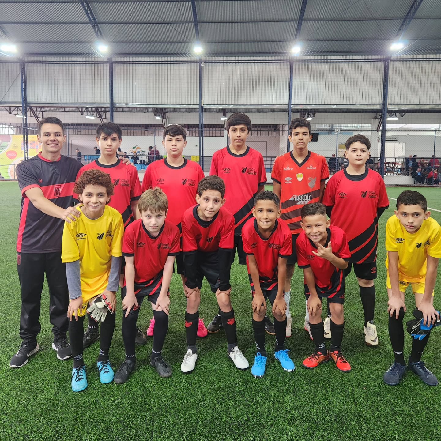 Turma da Escola Furacão CRS com o técnico antes da partida