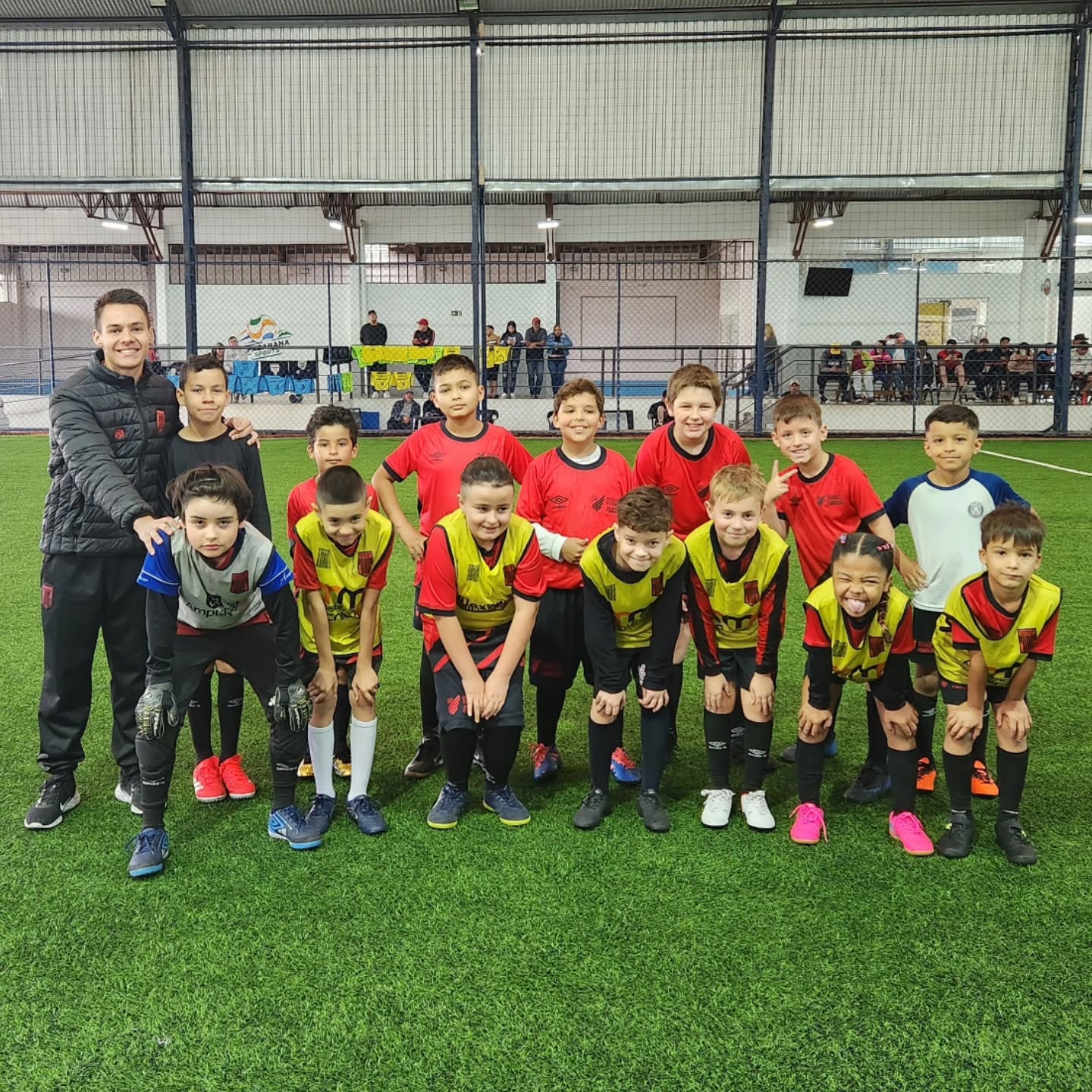 Turma da Escola Furacão CRS reunida antes do treino