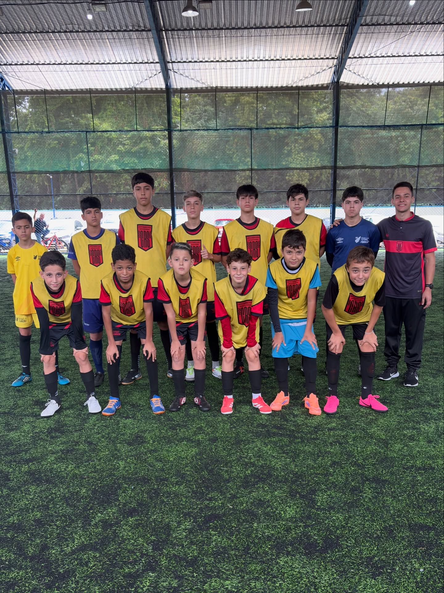 Turma de 9 a 10 anos da Escola Furacão CRS em treino