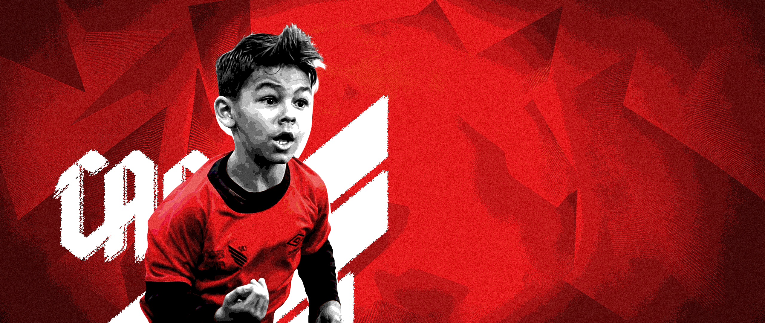 Atleta mirim da Escola Furacão CRS em campo, uniformizado com as cores do Athletico Paranaense